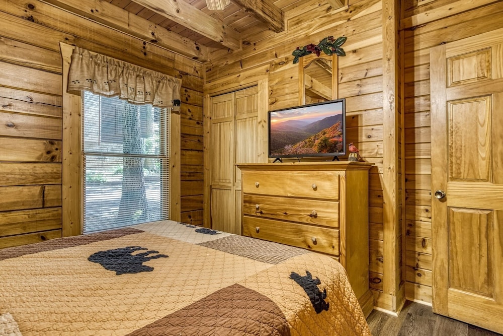 Er215 â Red Bird Haven Great Location â Close To Town! 3 Bedroom Cabin by RedAwning view 2