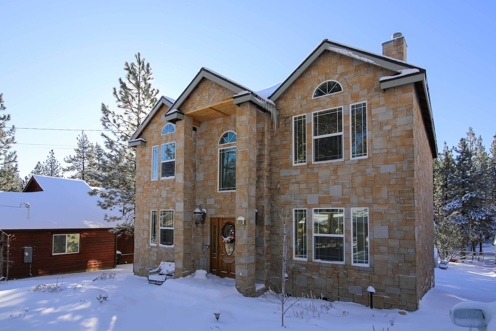 Spacious Big Bear Home w/ Game Room + Hot Tub!