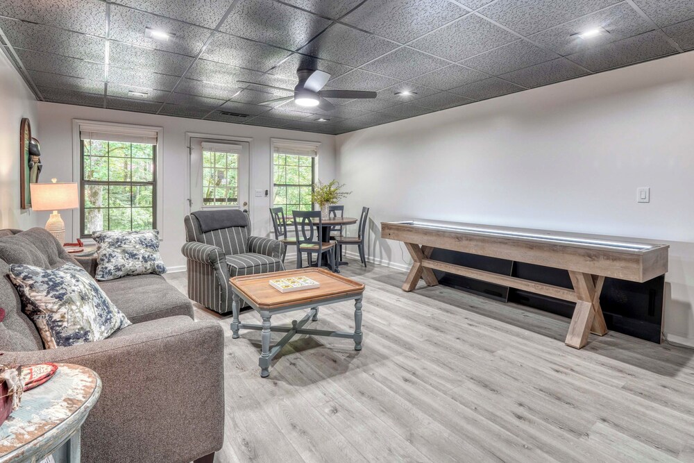 5 Mi to Dtwn Hiawassee: Creek-front Home w/ Deck