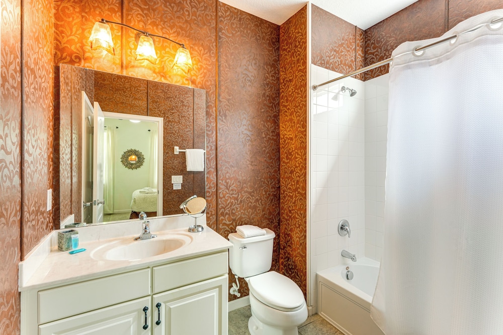 Themed Rooms, Pool & More! Custom Davenport Villa