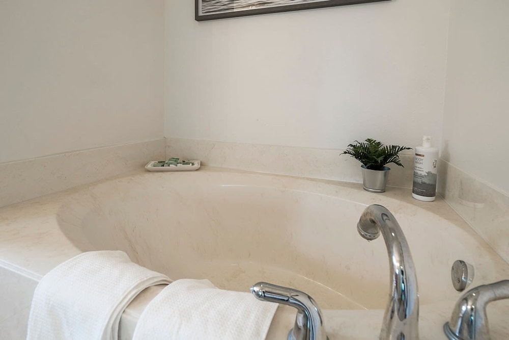 Stunning 4BR Home Fenced Yard Heated Pool