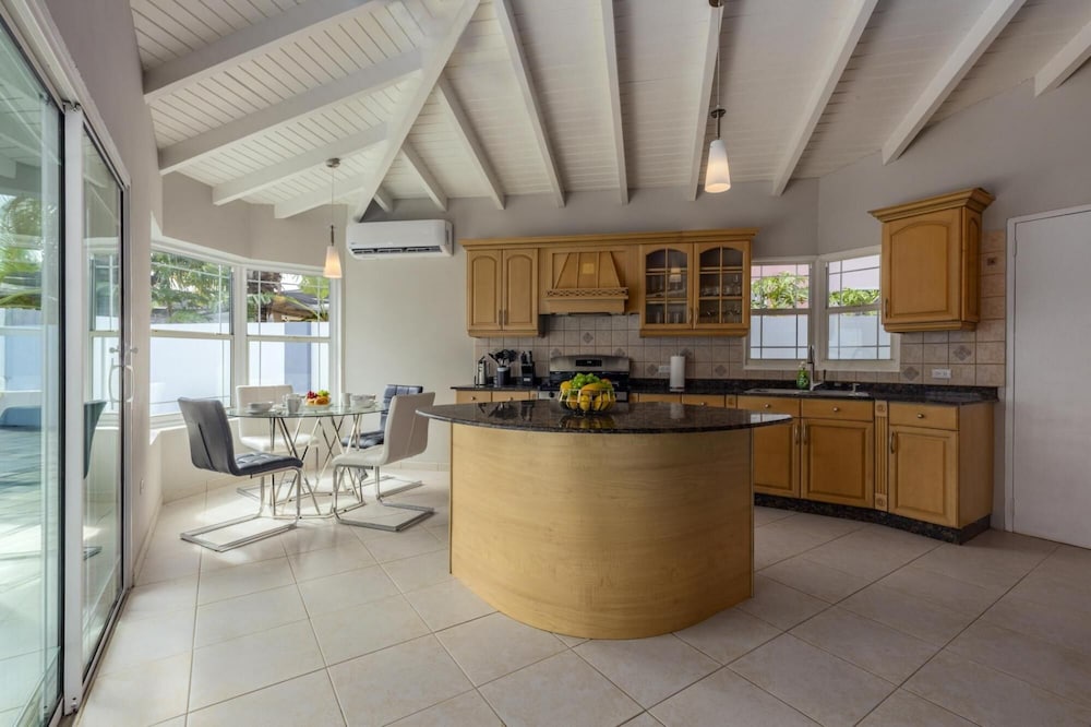 4BR 4BA Villa w Private Pool Eagle Palm Beach