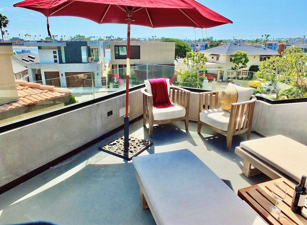 Naples Luxury Retreat - 3 BDR Stay for 6 With Rooftop Patio