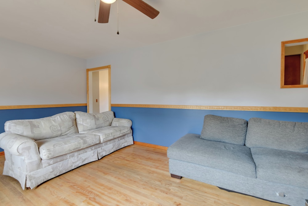 15 Mi to Cochran's Ski Area: Cozy Home w/ Yard!