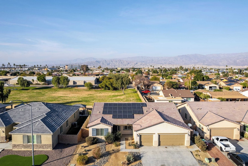 Luxe Indio Stay w/ Pool, Tiki Bar & Fire Pit Near Coachella Longfellow
