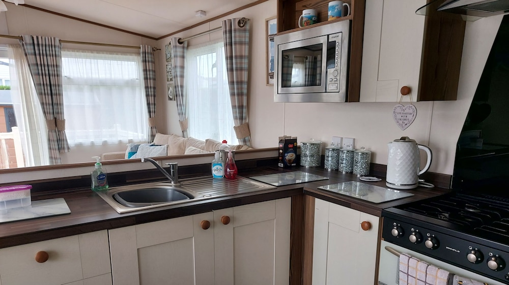 149 Unity Beach 6 Berth Encl Garden no Pets view 5