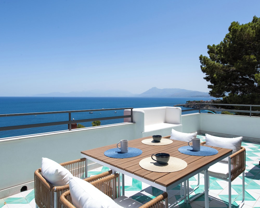Sea Frame Design Apartments with Pool by Wonderful Italy