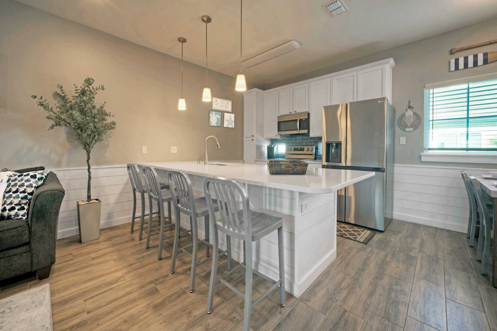 Sleeps 33! 4 Condos, Walk to the Beach, Resort-style Pool, Endless Summer Resort