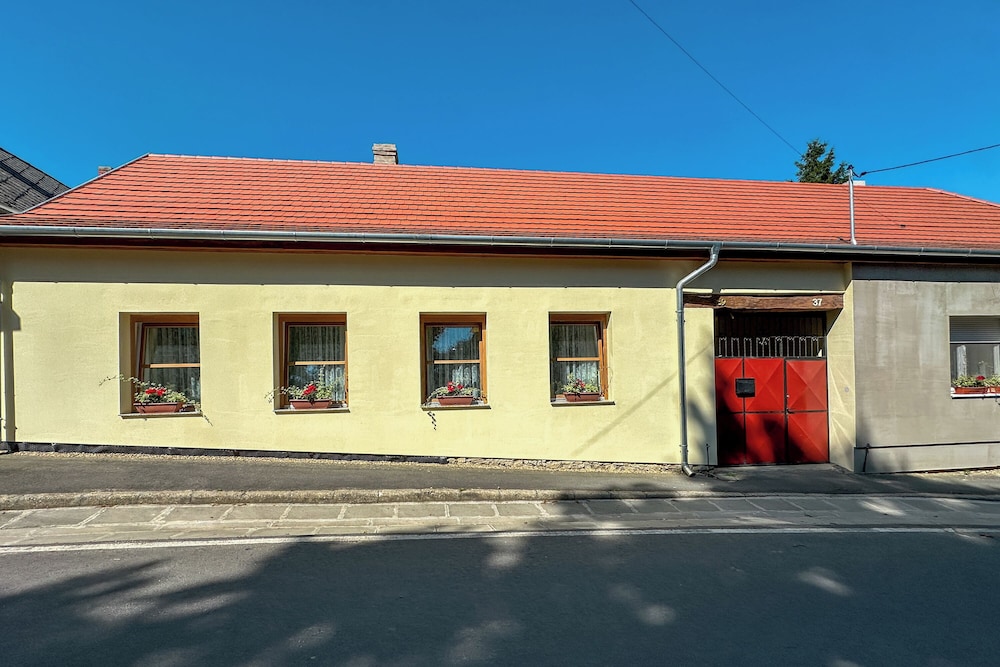 Nora Guest House