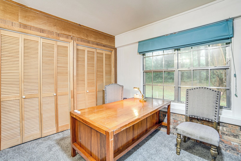 Family Getaway on 4 Acres in Mineola!