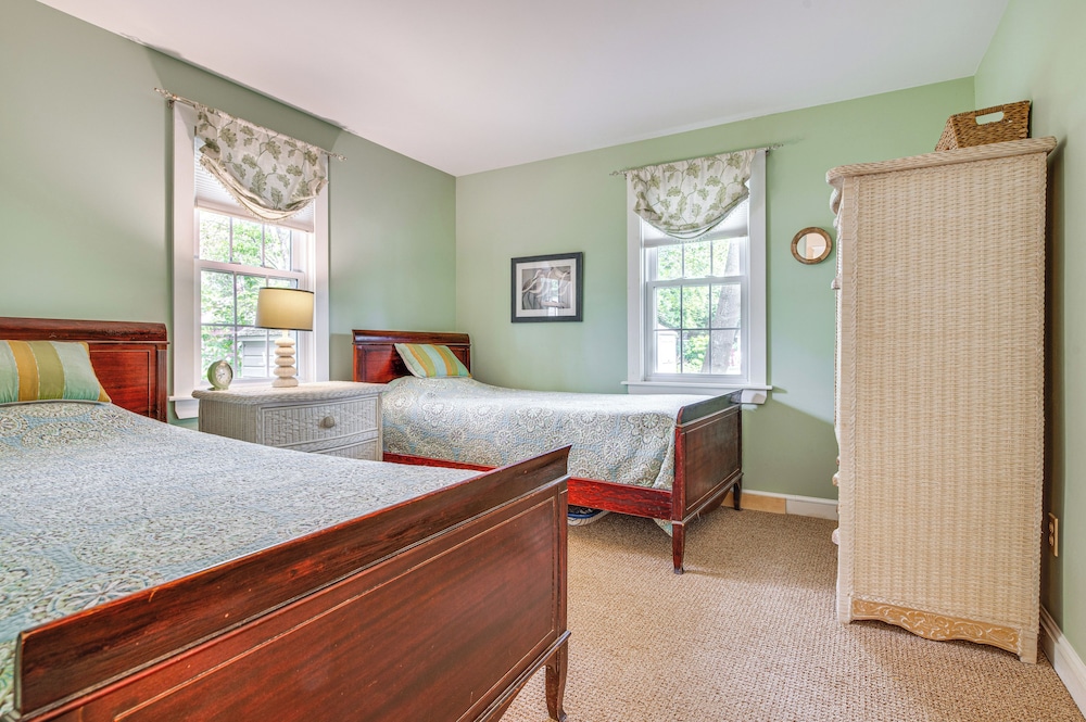 Walk to Goose Rocks Beach: Quiet Townhome w/ Patio