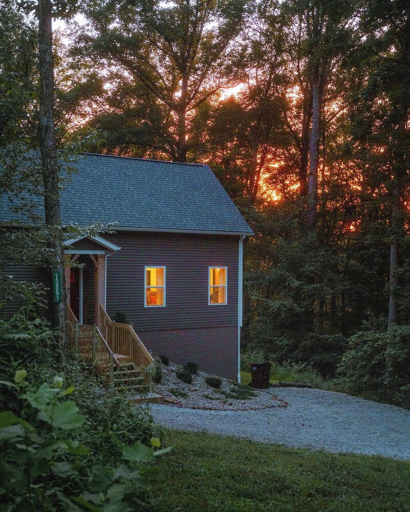 Modern 2 BD Cabin With hot tub & Games & Central Loc
