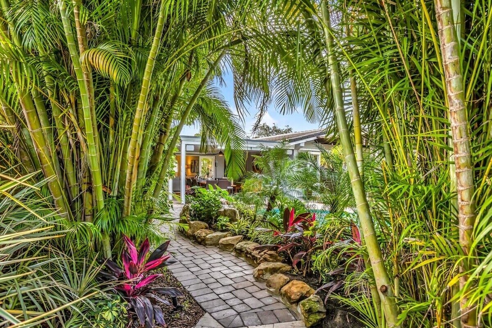 New Waterfront Oasis, Minutes to Beach, Eats, Shops