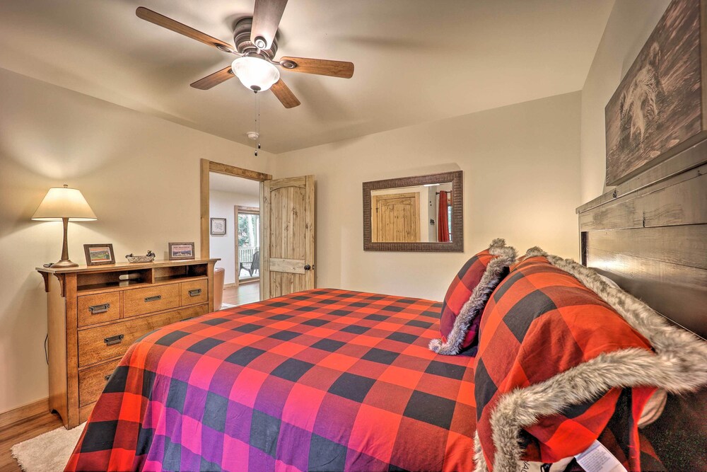 Treetop Cabin w/ Hot Tub, Near Appalachian Ski