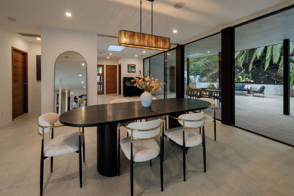 Valea Estate - Secluded Beverly Hills Retreat 1-acre Oasis