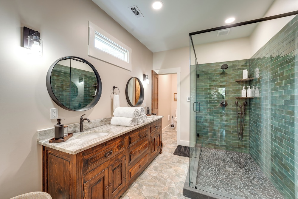 400 Acres on Lavender Mtn: Getaway w/ Hot Tub!