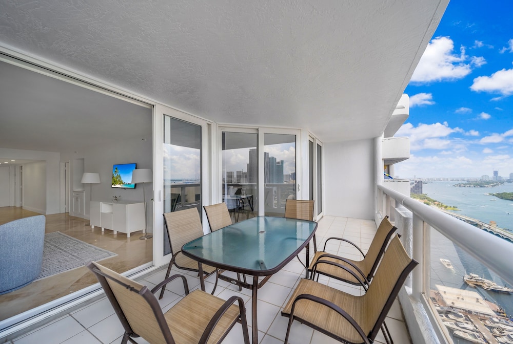 High-rise Comfort With Balcony and Pool