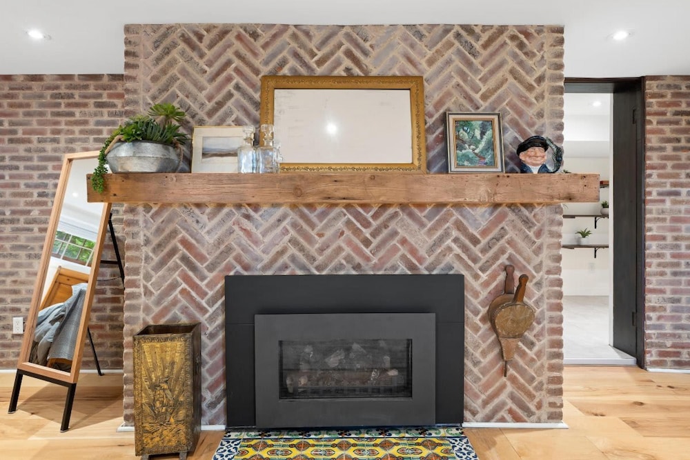 Luxurious Lower Level Apartment Closeto Downtown