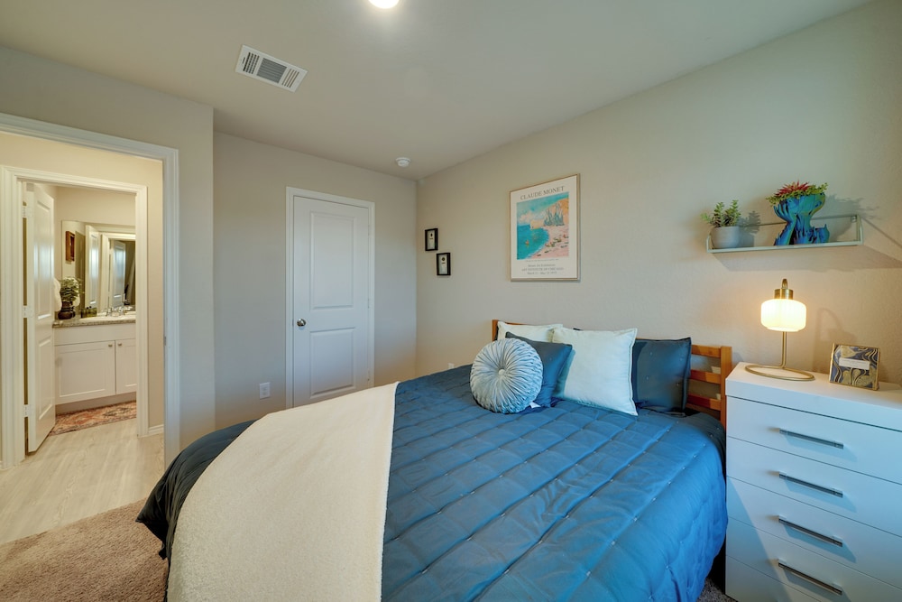 Easy Access to Dtwn San Antonio: Suburban Home