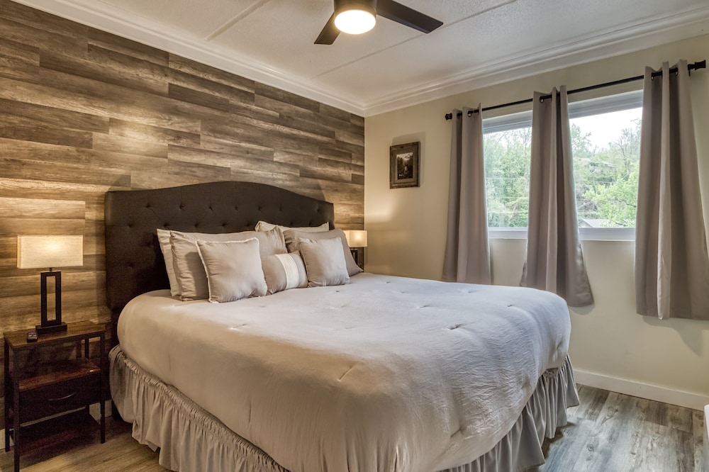 Modern Style 2 Bed Condo Pool in Gatlinburg view 5