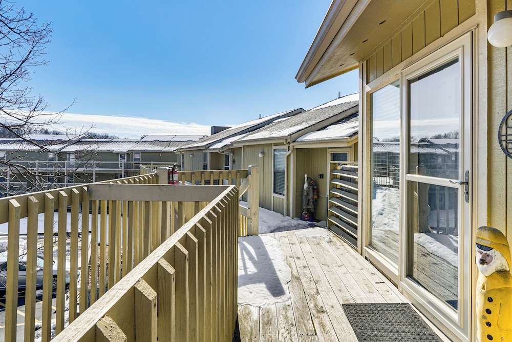 Boat, Swim & Enjoy Lake Views: Osage Beach Retreat