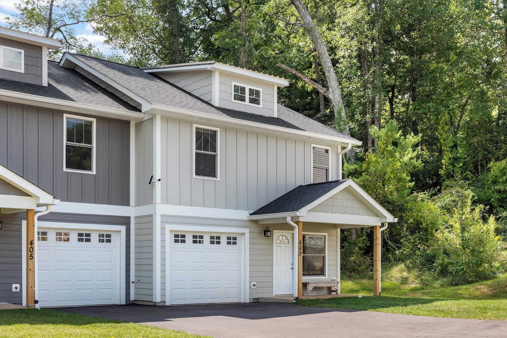 Sleeps 20, Entire Duplex Patio + Fire Pit 6 Minutes to Downtown Asheville