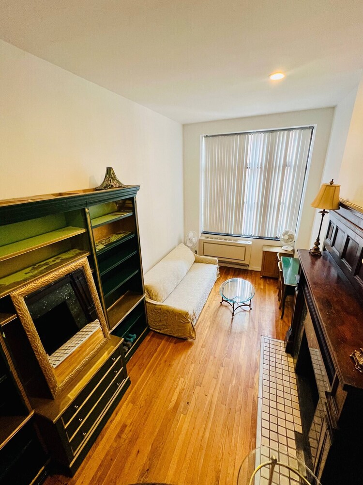 Charming Studio Half Block To Central Park Uws