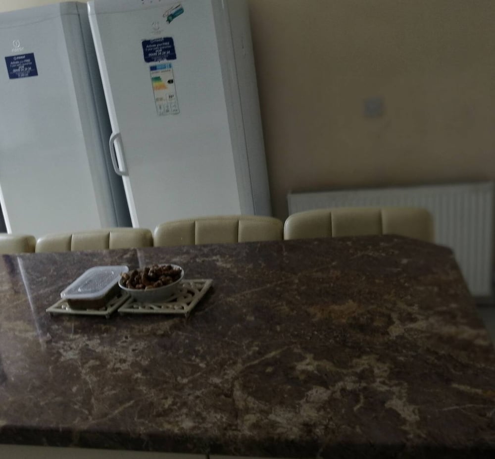 Room-charming Bradford Room to Rent With
