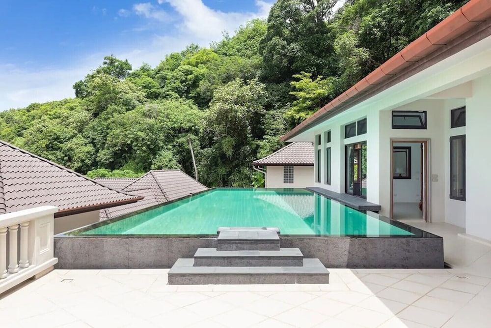 Luxury Beachfront Tai Pan Villa