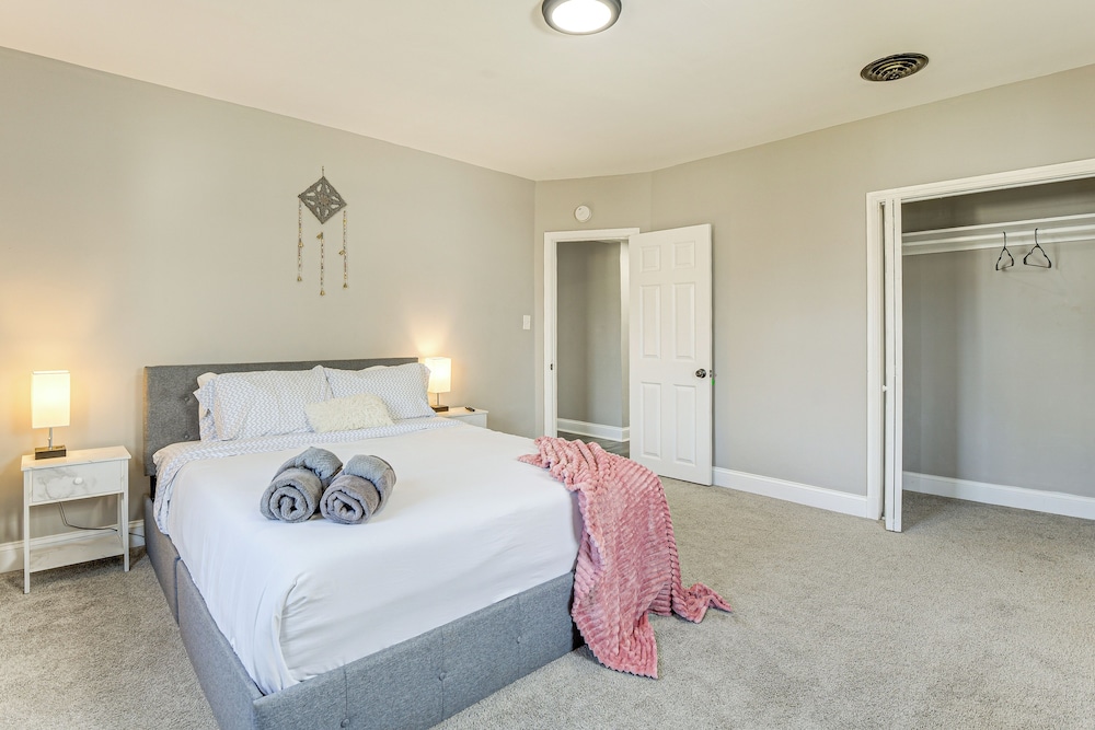 4 Mi to Universities: Quaint Parkville Apartment!