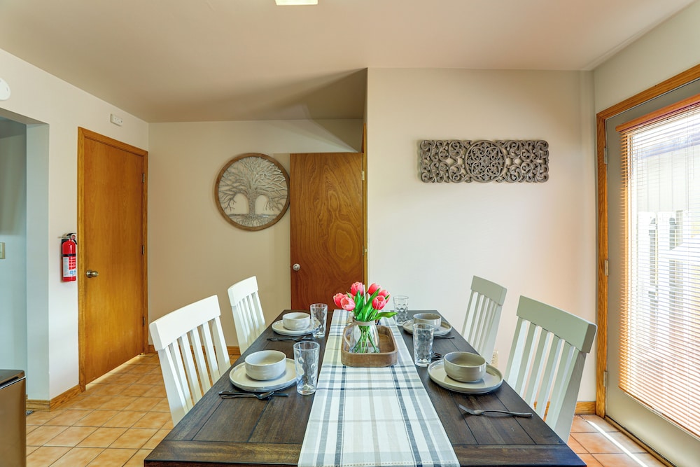 Convenient Townhome 1 Mi to Dtwn Clearfield