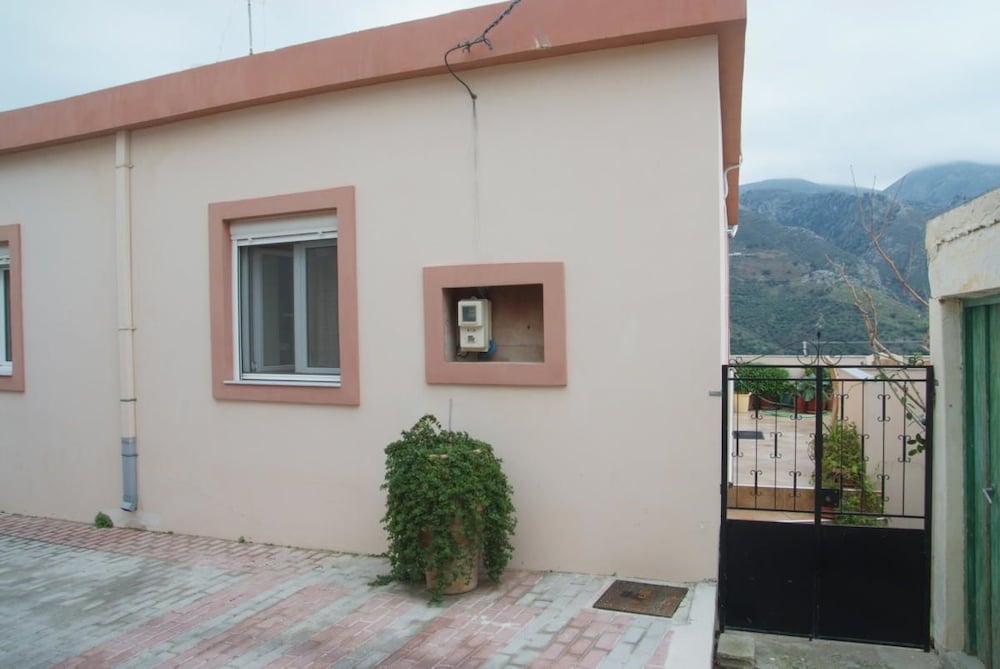 Tourloti Village House
