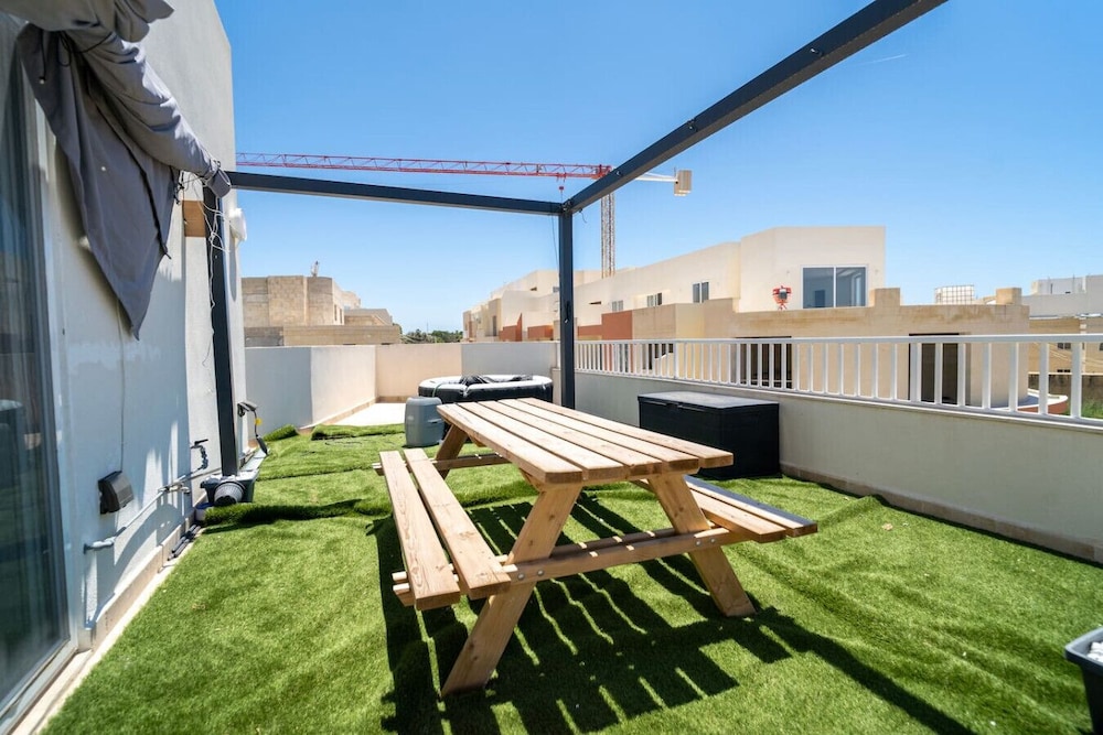 Sannat Penthouse Retreat Hot Tub Outdoor Lounge