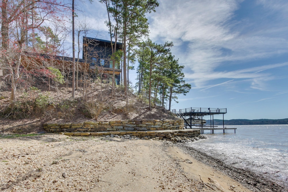 Private Dock & River Views: Modern Gem in Waterloo