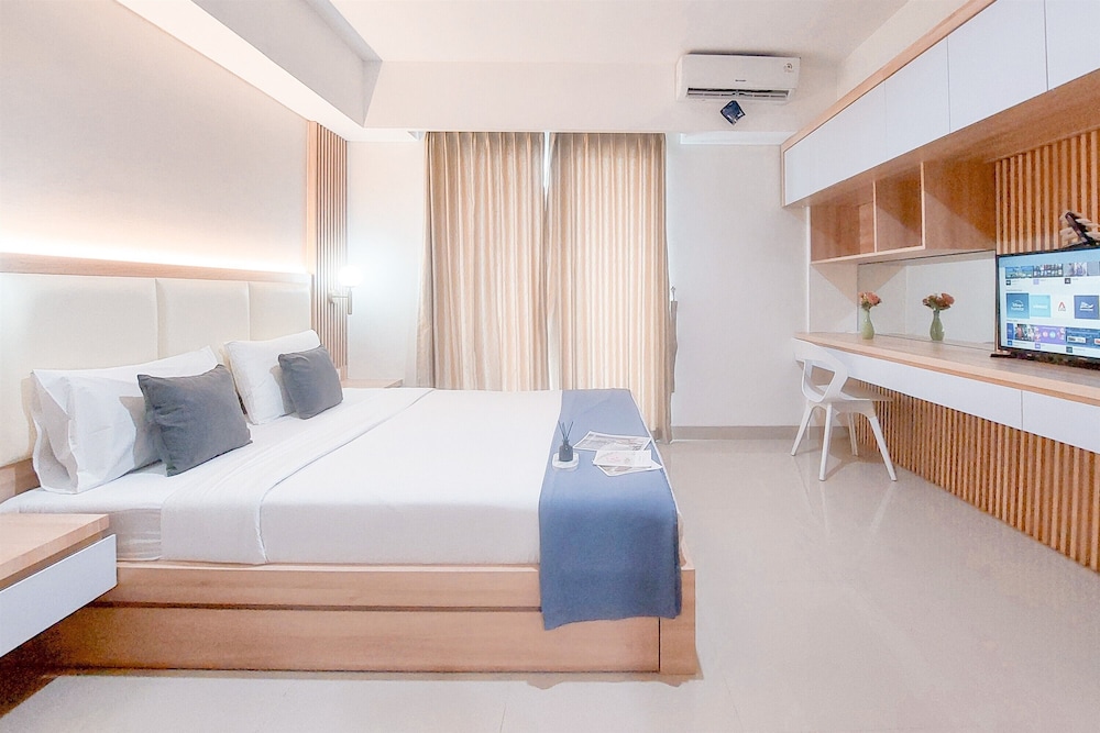 Modern Look 1Br Without Living Room At Bintaro Embarcadero Apartment