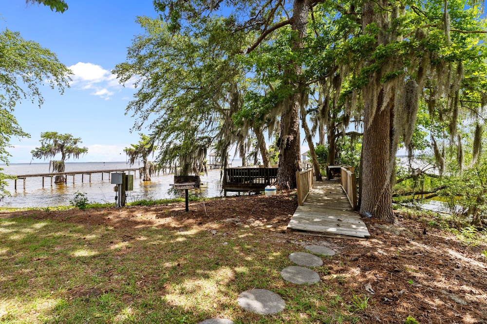 Lake Escape - Lake Waccamaw 7 Bedroom Home