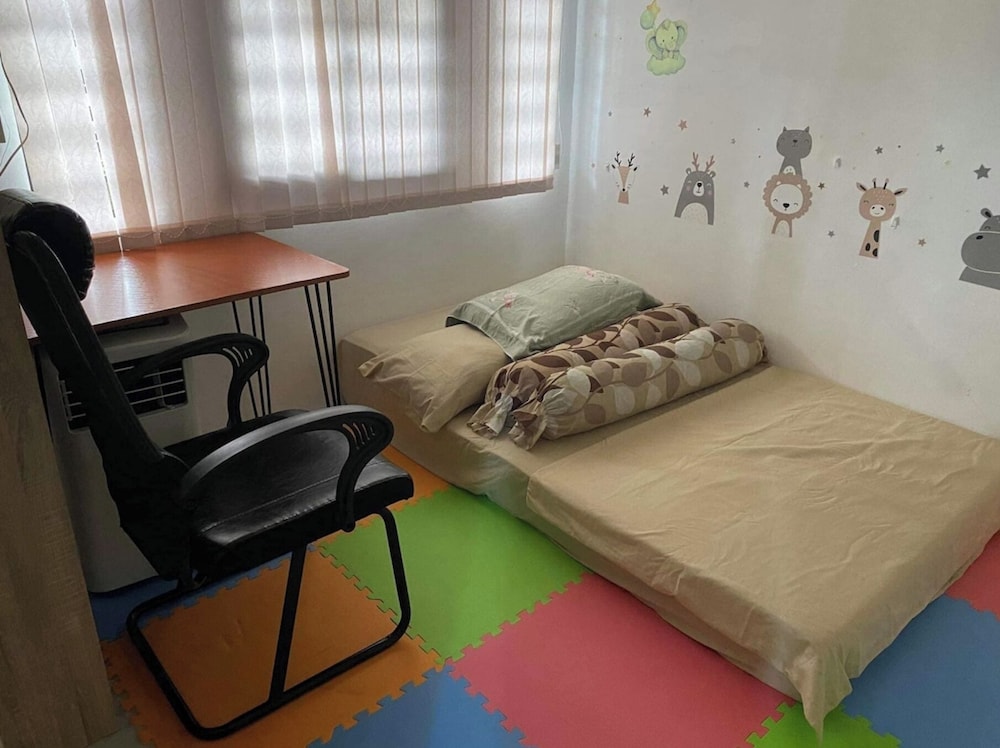 3 Bedroom Fully Furnished Aircon House With Free Car Park