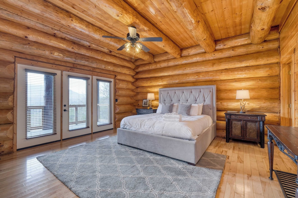 Pinnacle Chalet by Avantstay Luxury Cabin w/ Panoramic Views, Fireplace & Game Room
