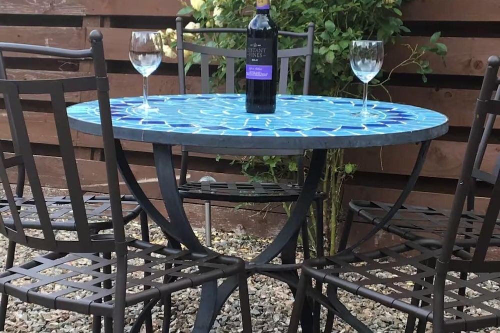 4guests-2br-privategarden-freeparking