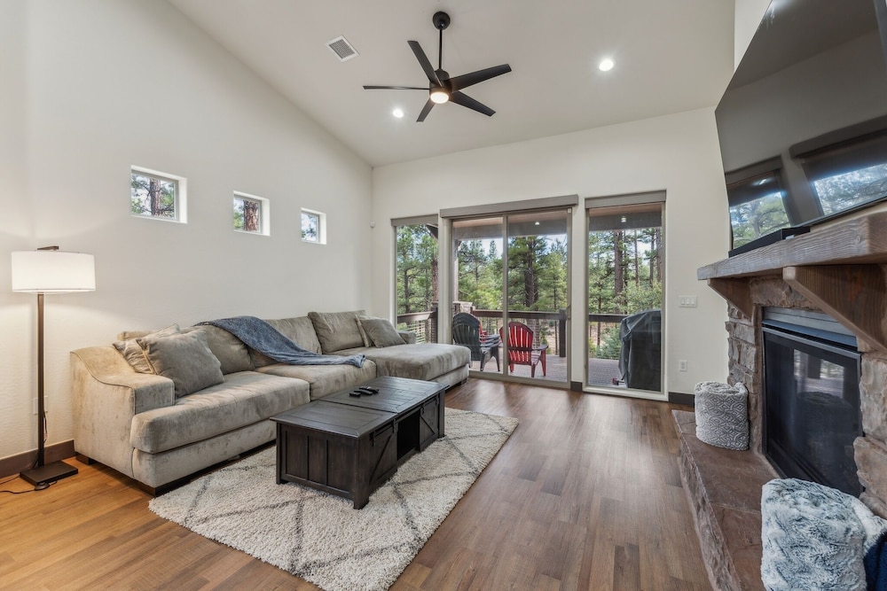 Scenic Golf Retreat With Modern Comforts & Fireplace 4 Bedroom Townhouse