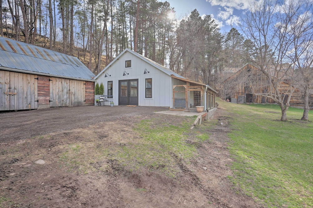 Rustic Rapid City Farmhouse w/ Mountain Views view 3