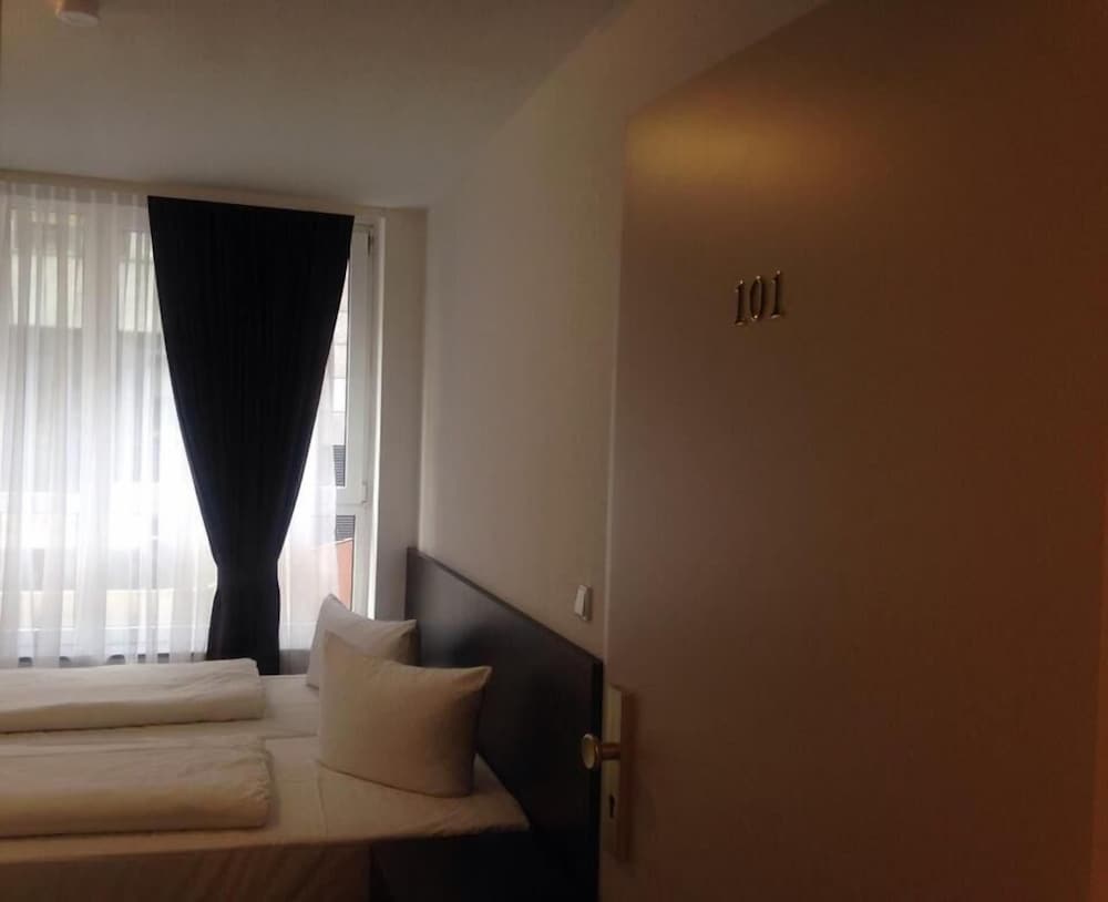 Frankfurt Vacations - Mosel Hotel Frankfurt - Property Image 6
