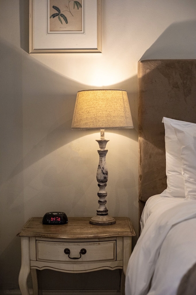Aylesbury Vacations - The Five Arrows Hotel - Property Image 45