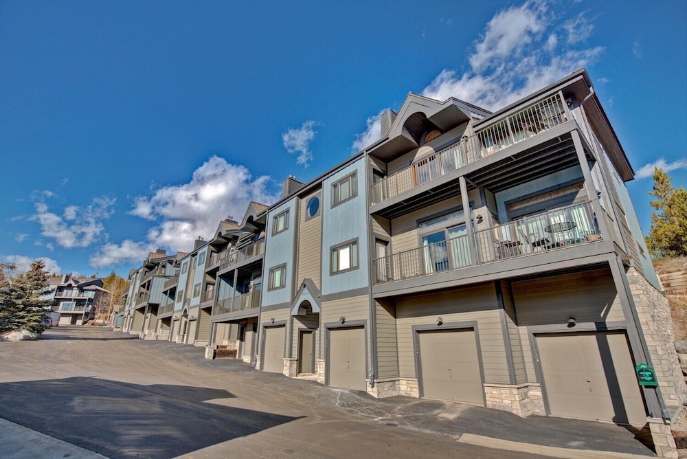 Lake Forest 201f 2 Bedroom Condo by RedAwning