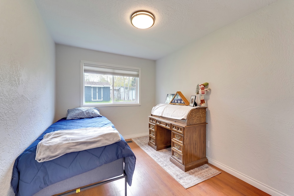 3 Mi to Alaska Zoo: Family Home in Anchorage!