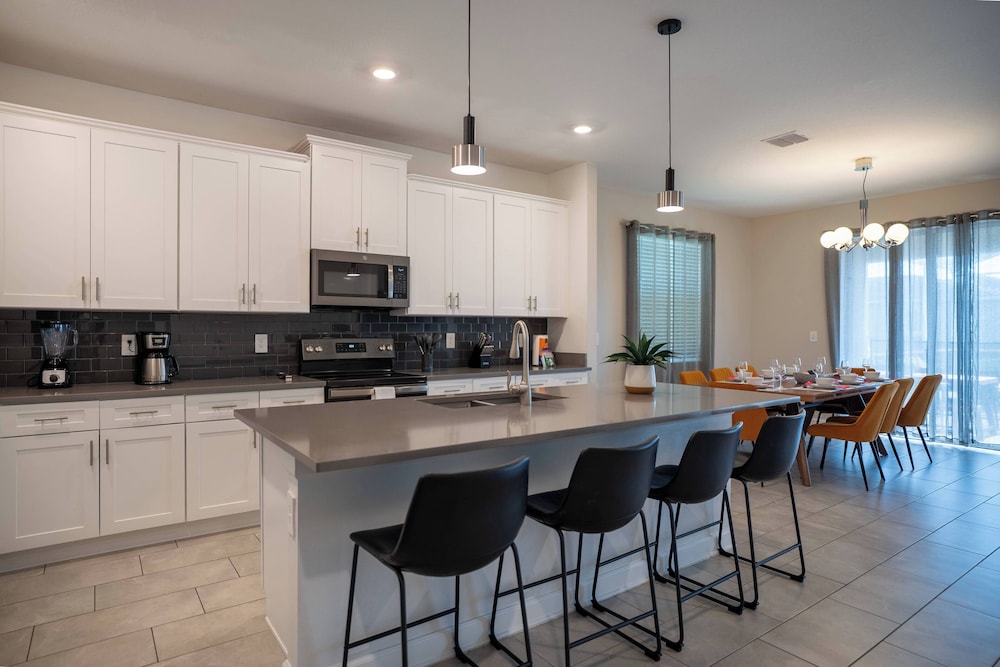 6BR Luxury Pool Home Near Disney Champions