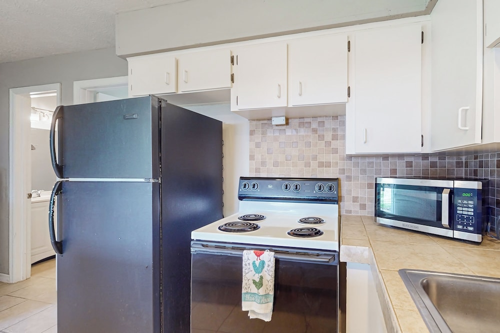 1 BR Guesthouse w/ Full Kitchen & Lake View