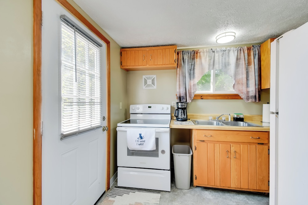 Riverfront Couple's Retreat, 3 Mi to Seneca Lake!