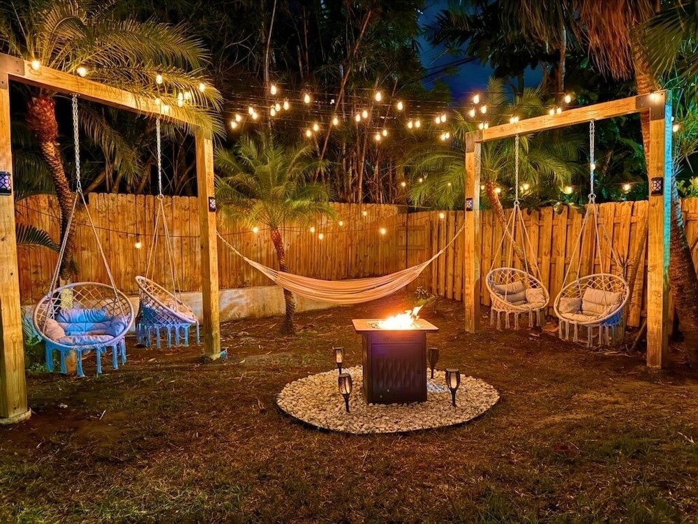 Friendly Fox Luxury Pool & Spa - Near Dt & Beach 4 Bedroom Home