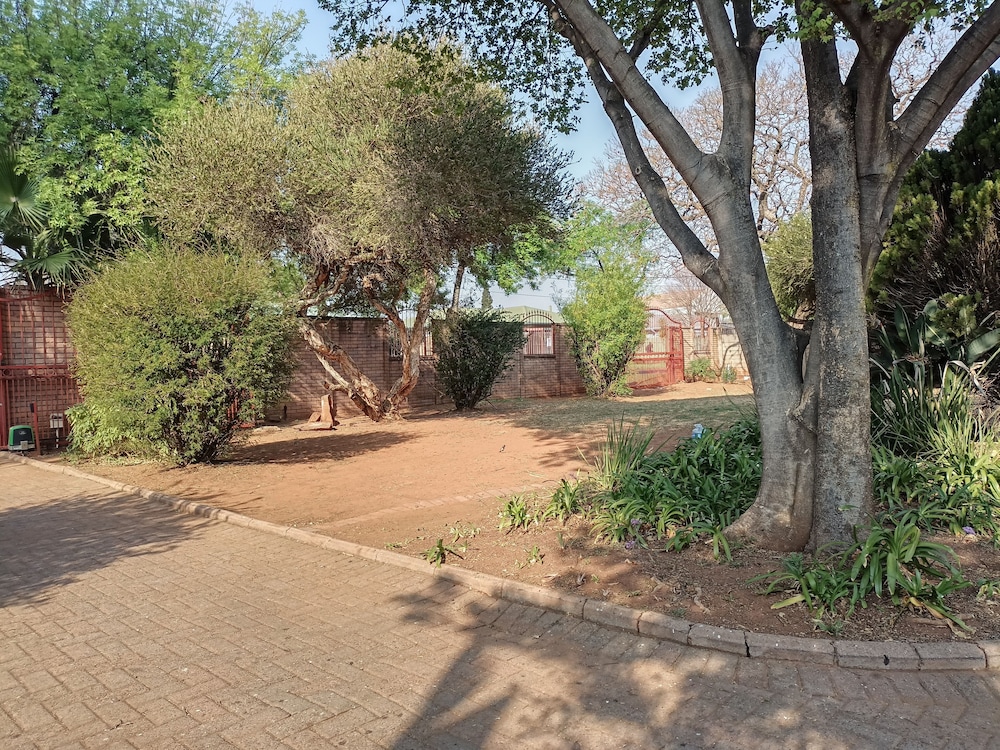 JM TOURS & SAFARIS GUESTHOUSE